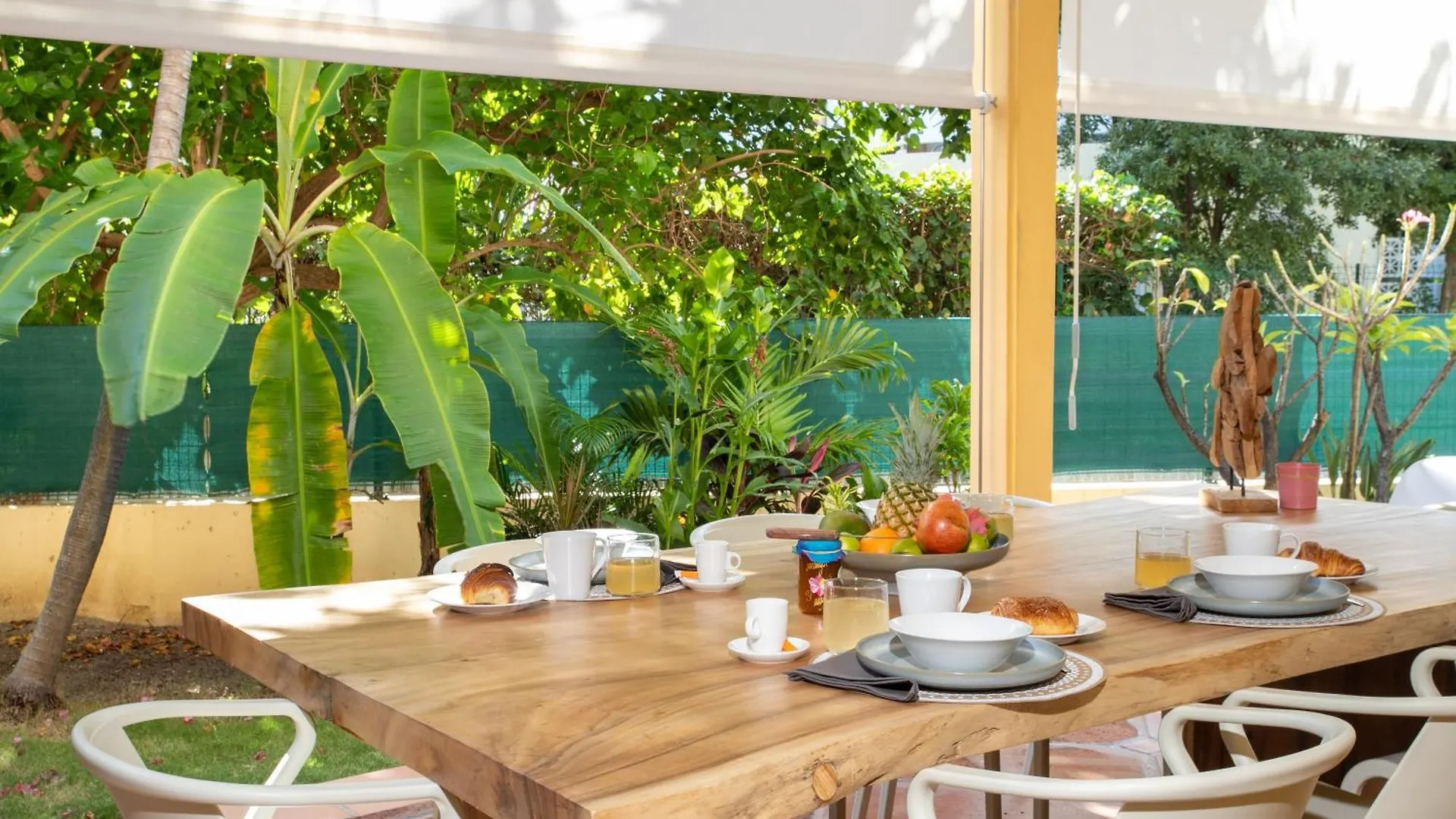 Apartment A Deux Pas De La Plage De La Baieorientale Grand Appartement Avec Jardin
